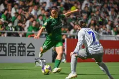 Danelle Tan (kiri), daripada pasukan bola sepak wanita Singapura, melanjutkan tempohnya di Tokyo Verdy Beleza, Jepun, dengan menandatangani kontrak setahun.