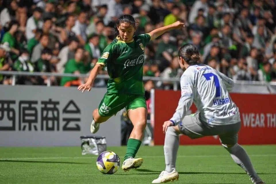 Danelle Tan (kiri) daripada pasukan bola sepak wanita Singapura telah melanjutkan tempohnya di Tokyo Verdy Beleza, Jepun, dengan menandatangani kontrak setahun.