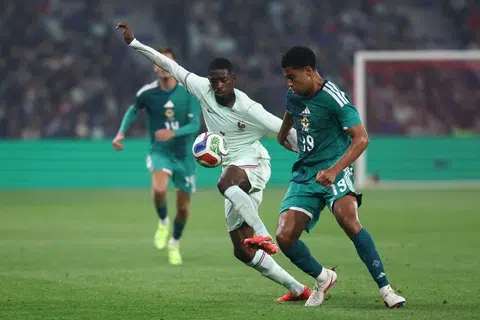 Keupayaan Ousmane Dembele (tengah) melakukan tekanan tinggi dan mengancam kubu lawan menerusi kedua-dua belah kakinya menjadi aset penting jentera serangan Perancis.
