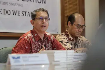 DIALOG BERSAMA BELIA: Dr Faishal (kiri) menekankan peranan penting belia dalam memupuk persefahaman di kalangan kumpulan kaum dan agama yang berbeza di negara ini. Di sebelahnya ialah Encik Hazni. - Foto BM oleh GIN TAY