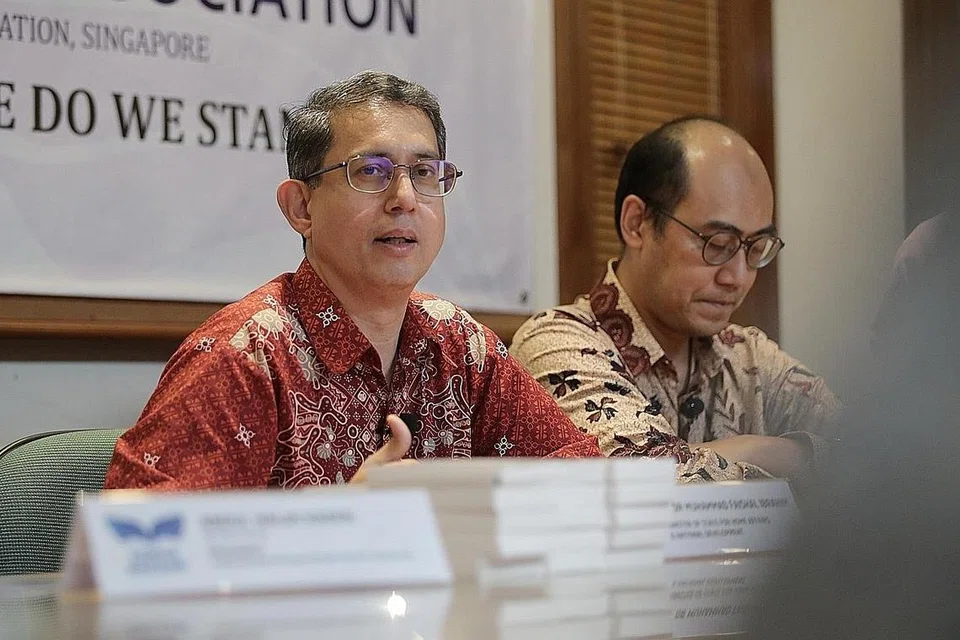DIALOG BERSAMA BELIA: Dr Faishal (kiri) menekankan peranan penting belia dalam memupuk persefahaman di kalangan kumpulan kaum dan agama yang berbeza di negara ini. Di sebelahnya ialah Encik Hazni. - Foto BM oleh GIN TAY