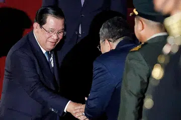 POSITIF: Encik Hun Sen (kiri) diuji positif Covid-19 di Bali. - Foto AFP