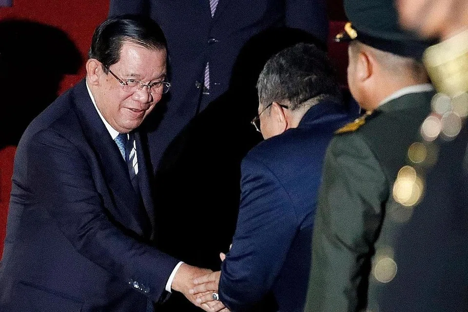 POSITIF: Encik Hun Sen (kiri) diuji positif Covid-19 di Bali. - Foto AFP