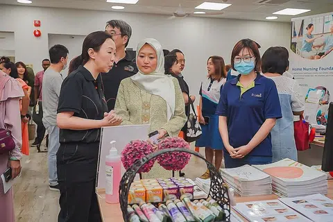 SUMBER SOKONGAN: Cik Rahayu Mahzam (tengah) diberi taklimat tentang sumber sokongan yang ditawarkan oleh Agensi Penjagaan Bersepadu (AIC) kepada penjaga. - Foto BM oleh NUR DIYANA TAHA
