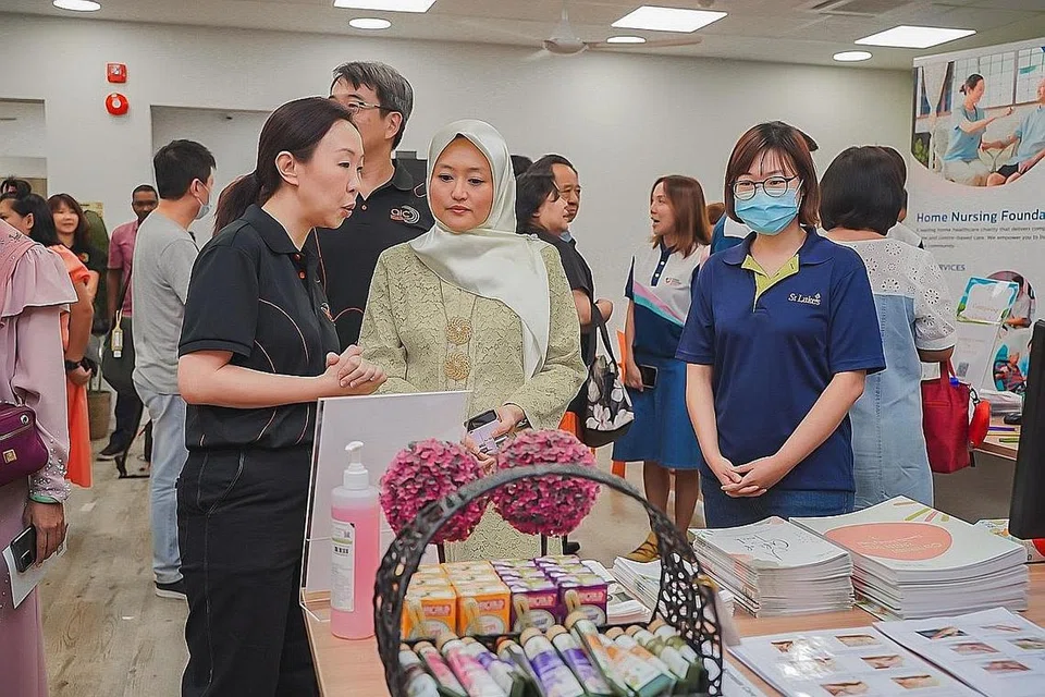 SUMBER SOKONGAN: Cik Rahayu Mahzam (tengah) diberi taklimat tentang sumber sokongan yang ditawarkan oleh Agensi Penjagaan Bersepadu (AIC) kepada penjaga. - Foto BM oleh NUR DIYANA TAHA