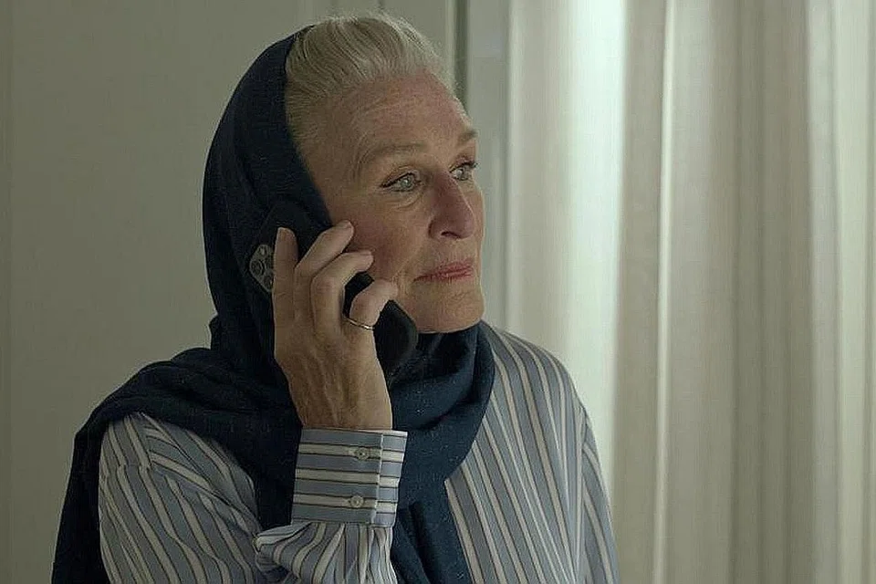 BUKA MATA PADA BUDAYA DAN ORANG IRAN: Glenn Close pertama kali memakai tudung, seperti yang dipakai oleh kebanyakan wanita Iran. - Foto APPLE TV+