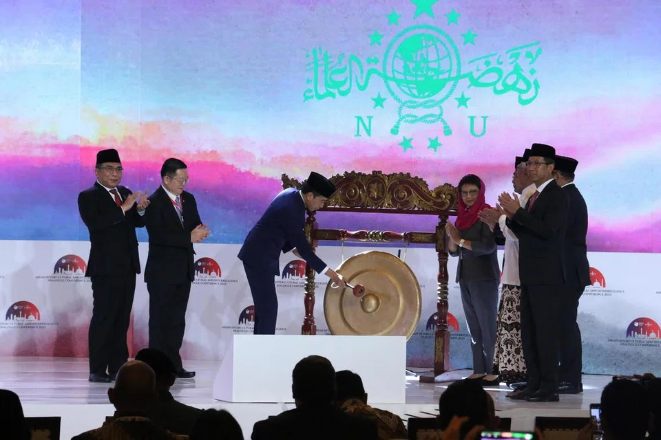 JADI ‘SUARA’ KEAMANAN: Presiden Indonesia, Encik Joko Widodo, (tengah) memukul gong ketika merasmikan ,Forum Dialog Antara Budaya dan Antara Agama Asean 2023 pada Isnin