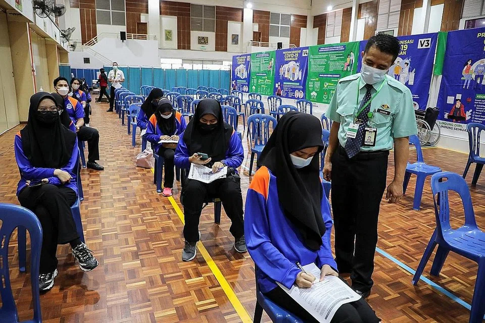 AMBIL VAKSIN: Pihak berkuasa Malaysia menyasarkan 80 peratus daripadanya kanak-kanak dan remaja berusia 12 hingga 17 tahun mendapat dos lengkap sebelum sekolah dibuka pada sesi 2022. - Foto REUTERS