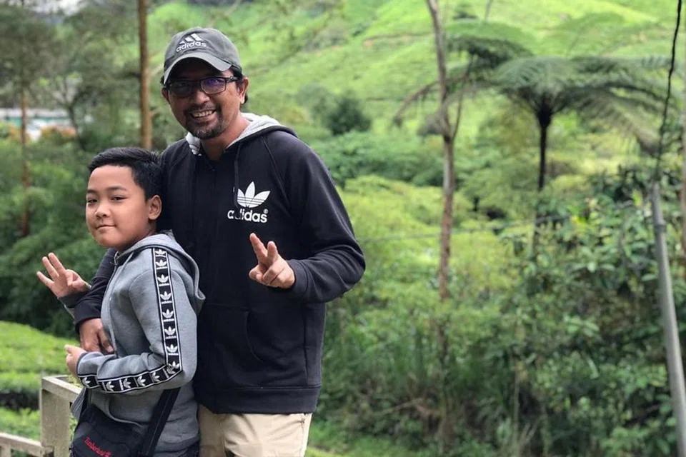BERGAYA BERSAMA ANAK: Penulis bergambar bersama anaknya, Budi Hayat, di kebun The BOH Cameron Highlands. - Foto ihsan ZAIDI YACOB