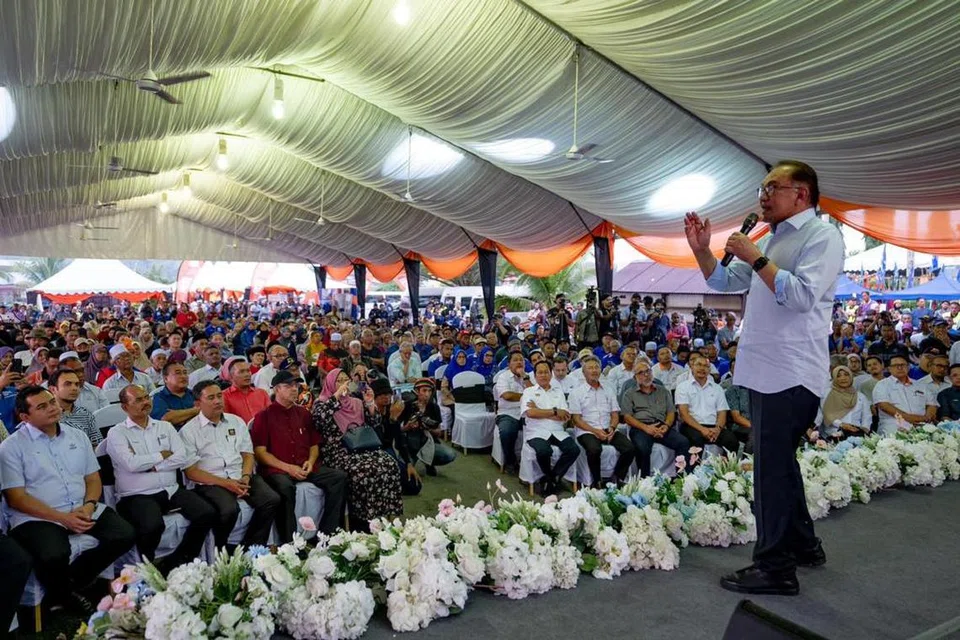 BANTU RAKYAT: Perdana Menteri Malaysia, Datuk Seri Anwar Ibrahim, menjelaskan bahawa kerajaan tidak berpeluk tubuh dalam menyelesaikan kemelut beras tempatan yang meruncing di pasaran ketika berucap di Karnival Segalanya Felda di Felda Chemomoi, Bentong, Pahang pada Isnin petang.
