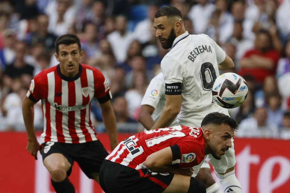 PEMAIN MENYELURUH: Karim Benzema (jersi putih) mampu mainkan peranan baik di bahagian midfield, selain mereka peluang untuk pemain lain, selain mereka peluang untuk dirinya sendiri.