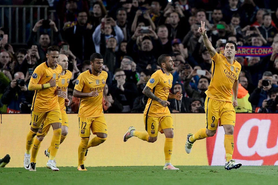 WIRA PASUKAN: Luis Suarez (kanan) meraikan gol yang dijaringkannya dalam perlawanan pertama minggu lalu. - Foto AFP