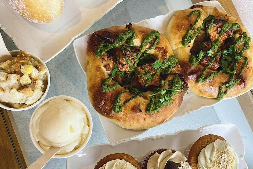 Antara pastri dan kek yang boleh didapati di Fluffy Bakery ialah (dari atas), Salted Egg Lava Doughnut ($4.50); Laksa Flatbread ($6.50); Coffee Salted Gula Melaka Cupcake ($4.50); dan Horlicks Nestum Cupcake ($4.50). Bagi gelato (mangkuk kecil di kiri) pula, pelanggan boleh menikmati Kaya Butter Toast Gelato ($6.50) (atas) dan Bunga Kantan Sorbet ($6.50) (di bawahnya).