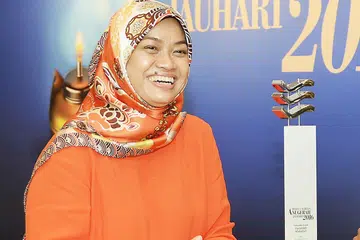  PENGALAMAN YANG SUKAR DILUPAKAN: Cik Zuraidah Abdullah menyebut tugasnya sebagai ketua pegawai eksekutif (CEO) Yayasan Mendaki tidak lama dulu sebagai antara pengalaman yang membuka matanya mengenai cabaran dan isu yang dihadapi masyarakat. - Foto JOHARI RAHMAT 