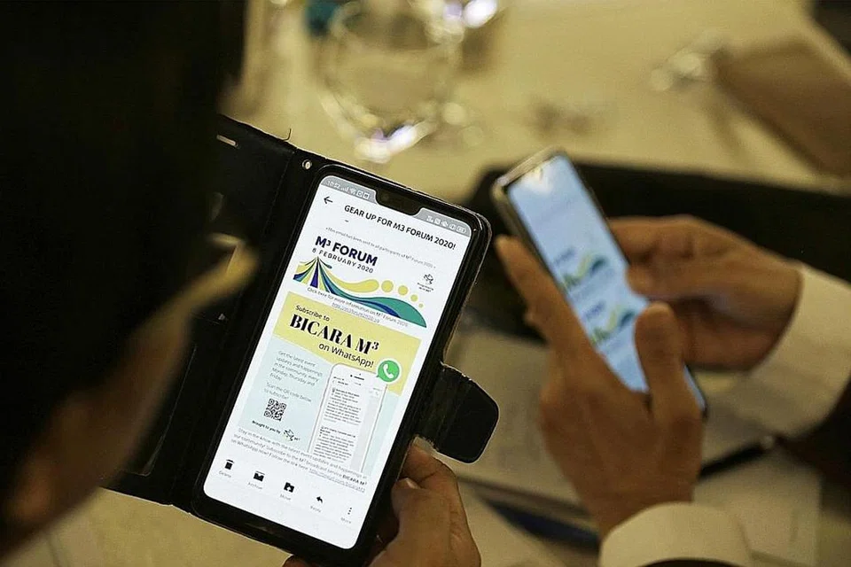 MEMPERKUKUH MASYARAKAT: Saluran penyiaran WhatsApp, Bicara M3, turut dilancarkan semalam bagi menggalakkan penduduk menyertainya dan mengetahui perkembangan terkini M3. - Foto BM oleh AZMI ATHNI