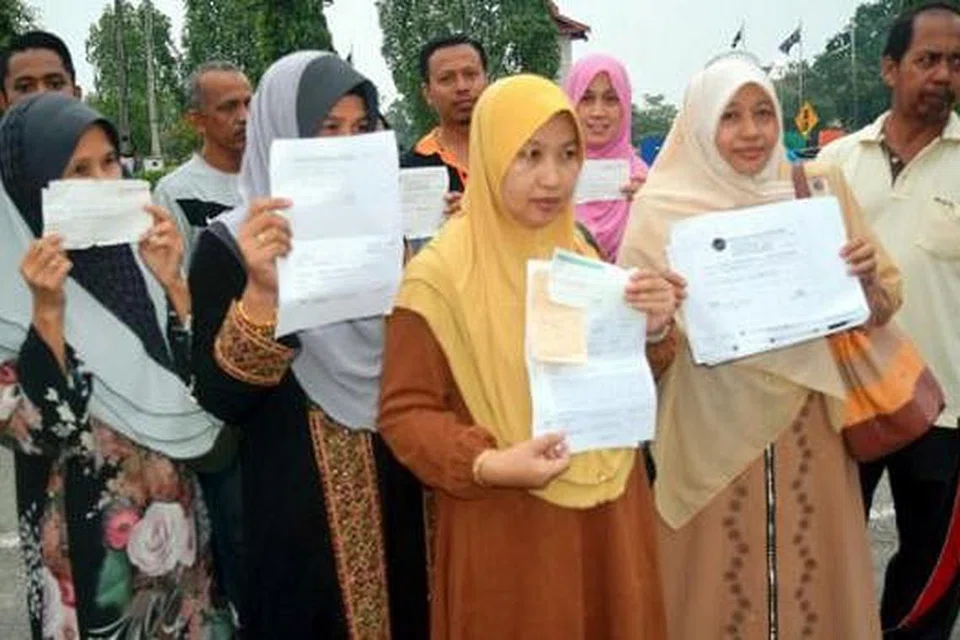 Bakal jemaah yang mendakwa ditipu agensi pakej haji dan umrah menunjukkan laporan polis yang dibuat mereka semalam di Ibu Pejabat Polis Daerah (IPD) Kemaman. Gambar NSTP.