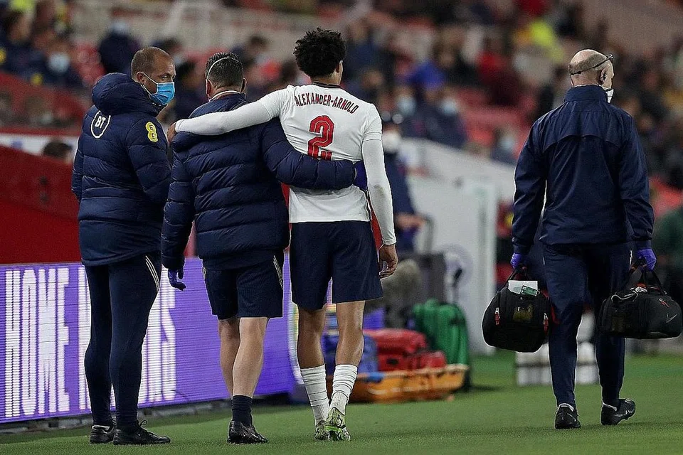 ALAMI KECEDERAAN: Bek kanan Liverpool, Trent Alexander-Arnold terpaksa dipimpin keluar selepas cedera ketika cuba mengeluarkan bola dalam aksi persahabatan antarabangsa di Stadium Riverside.