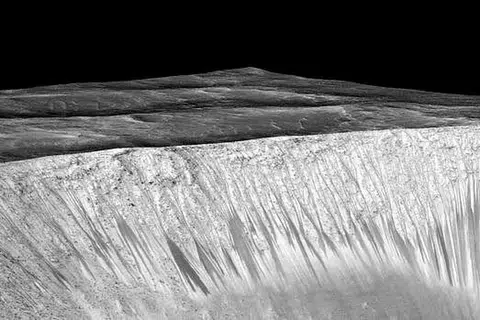 Jalur-jalur gelap pada tembok kawah Garni di Marikh kelihatan dalam imej yang dihasilkan Nasa, Jet Propulsion Laboratory (JPL) dan Universiti Arizona ini. Saintis telah menemui bukti pertama bahawa air masin mungkin mengalir pada permukaan Marikh semasa musim panas di planet itu. Gambar REUTERS