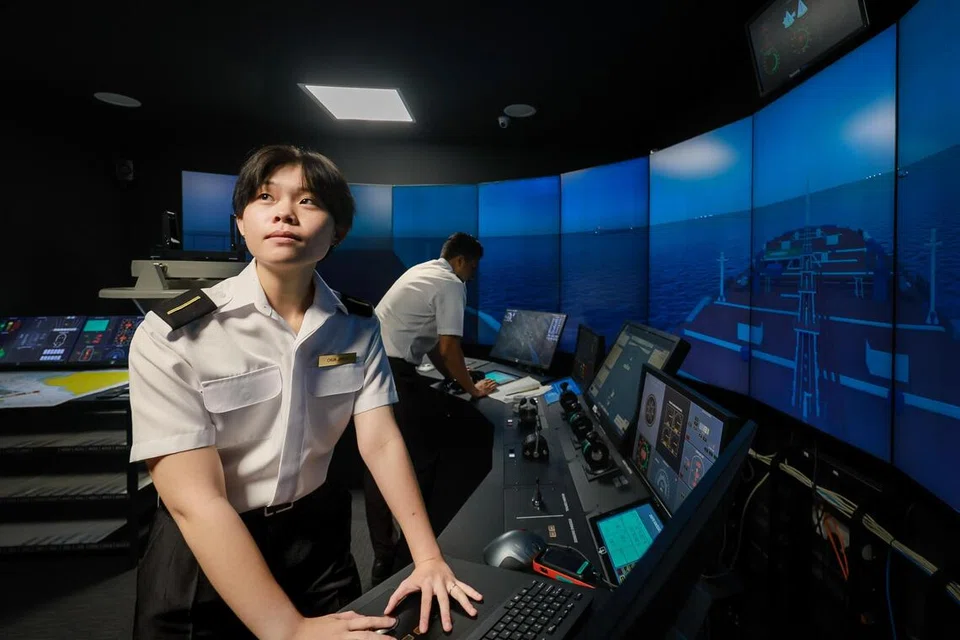 Pelajar Diploma Pengajian Nautika dari Akademi Maritim Singapura di Politeknik Singapura menjalani latihan simulator operasi kapal di Pusat Simulasi Bersepadu Kelompok Pelabuhan Hab Singapura, Penguasa Kelautan dan Pelabuhan Singapura (MPA) pada Julai 2026.