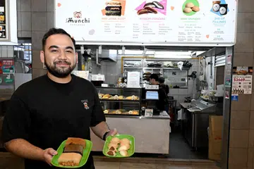 Pengurus Pemasaran Munchi Pancakes, Encik Abdul Wafi Solihin Abdull Rahim, berkongsi kejayaan di sebalik jenama Munchi Pancakes di pusat penjaja. 