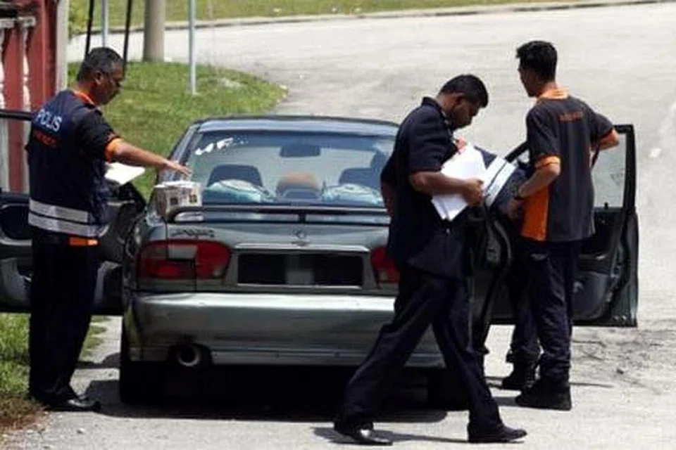 TEMPAT KEJADIAN: Polis menemui mayat Allahyarhamha Nur Salina Nazir di tempat duduk pemandu kereta. Kereta itu ditemui di luar Sekolah Rendah Agama Kuala Kubu Baru. - Foto-foto THE STAR