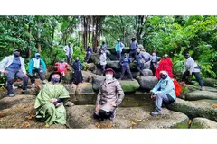 SEMANGAT WANITA: `Anggota pendaki GEMS Singapore merakamkan kenangan ketika berjaya ke puncak Mount Imbiah di Sentosa. - Foto GEMS SINGAPORE 