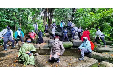 SEMANGAT WANITA: `Anggota pendaki GEMS Singapore merakamkan kenangan ketika berjaya ke puncak Mount Imbiah di Sentosa. - Foto GEMS SINGAPORE 