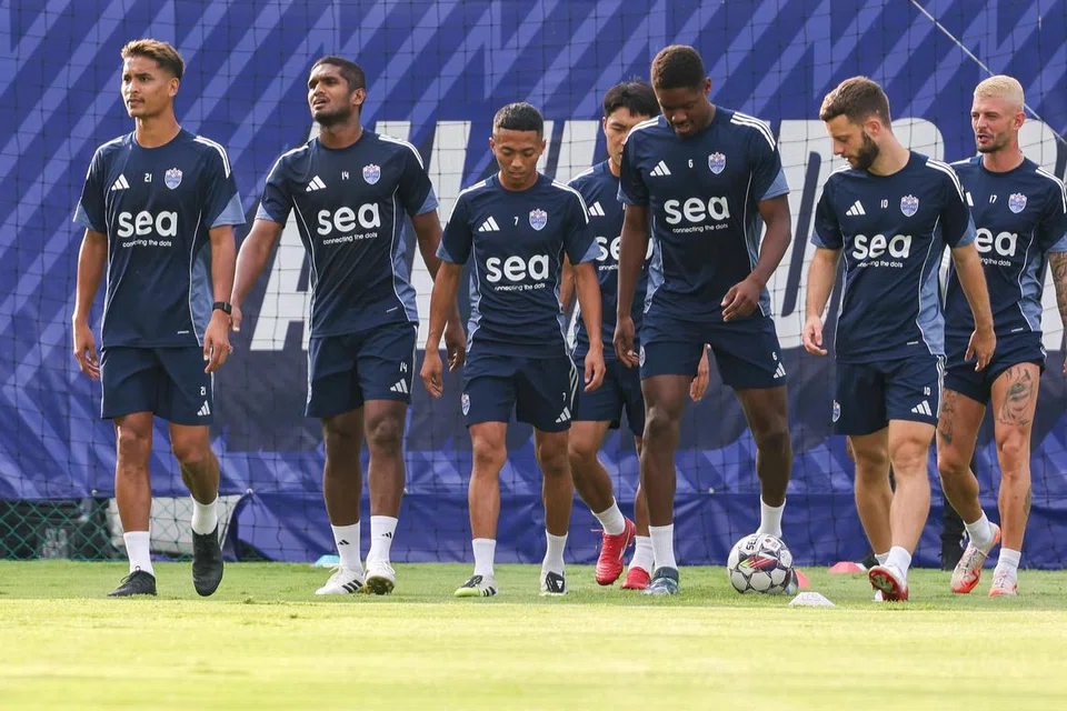 Lion City Sailors menduduki tangga teratas Liga Perdana Singapura (SPL) setelah memperoleh satu-satunya kemenangan dalam perlawanan pembukaan SPL mereka. Mereka menewaskan Hougang United 2-1.  