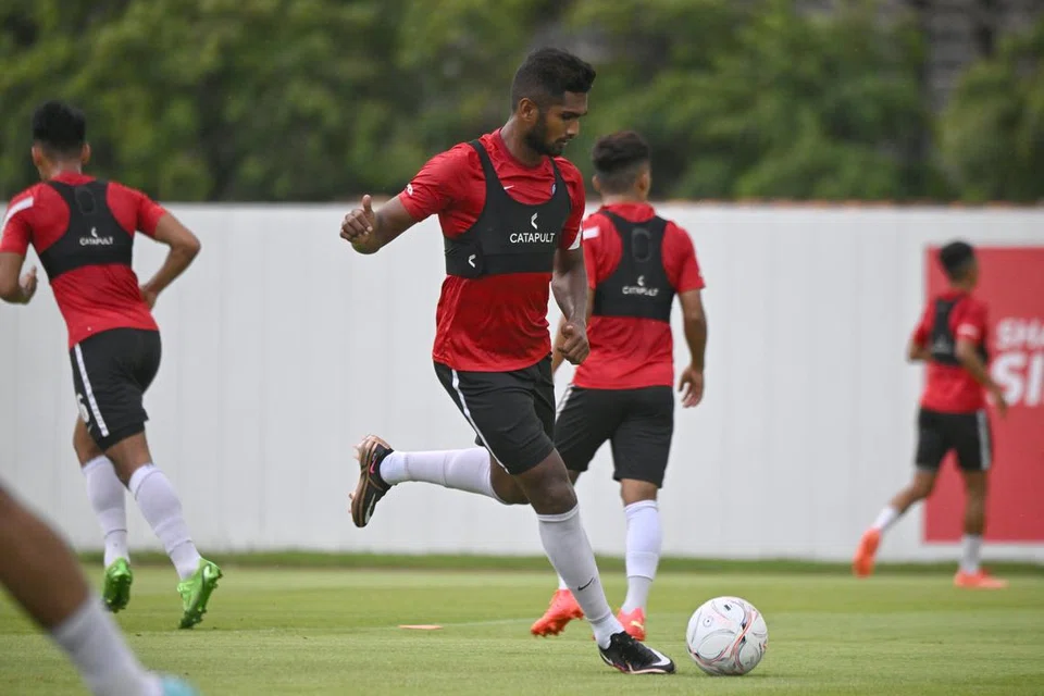 IMBANGI TIGA PERANAN: Hariss Harun mengimbangi tiga peranan – pelajar, bapa dan pemain bola sepak – semasa menyambung pelajaran bagi ijazah sarjana muda perniagaan dan pemasaran.