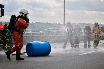 UJI KESEDIAAN: Kakitangan SCDF dan Jabatan Sekitaran Malaysia berserta beberapa agensi lain dari kedua-dua negara menyertai latihan tindak balas kecemasan bagi menangani tumpahan minyak di Linkedua pada Rabu.