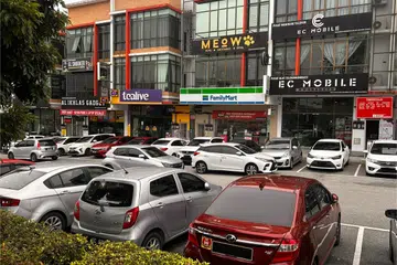 Keadaan sesak di Jalan Geroda, Larkin, pada waktu tengah hari.