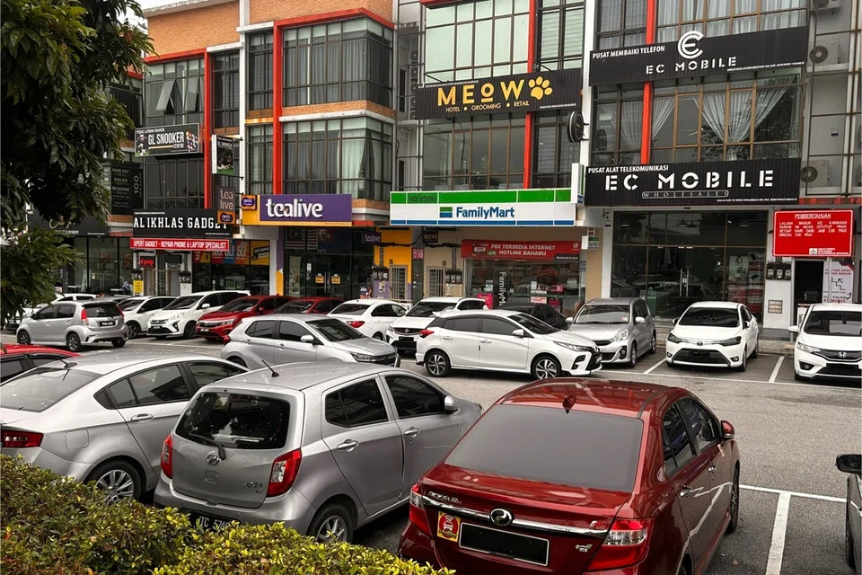 Keadaan sesak di Jalan Geroda, Larkin, pada waktu tengah hari.