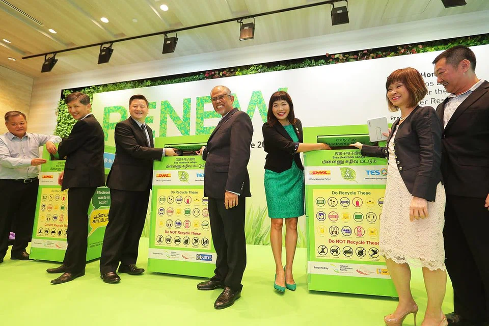 PEMULIHARAAN ALAM: Menteri Sekitaran dan Sumber Air, Encik Masagos Zulkifli Masagos Mohamad (empat dari kiri) dan Menteri Negara Kanan (Sekitaran dan Sumber Air), Dr Amy Khor (dua dari kanan) bersama-sama rakan kongsi program dan peruncit yang baru turut serta dalam Program Renew di majlis pelancaran yang diadakan di Starhub Green, dekat Ubi Avenue 1 sempena Hari Sekitaran Sedunia, semalam. - Foto BH oleh KELVIN CHNG