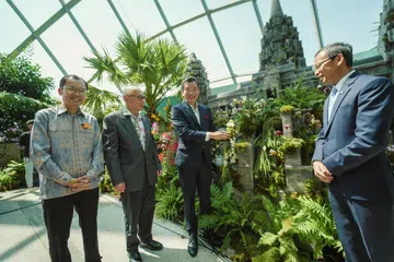 (Dari kiri) Ketua Pegawai Eksekutif (CEO), Gardens by the Bay, Encik Felix Loh; Pengarah Lembaga Gardens by the Bay, Encik John Tan Jiew Hoe; Setiausaha Parlimen Kanan (Kebudayaan, Masyarakat dan Belia merangkap Pembangunan Sosial dan Keluarga), Encik Eric Chua dan Duta Besar Kemboja ke Singapura, Encik Sok Khoeun, di pelancaran pameran, Orchids of Angkor Wat, di Cloud Forest, Gardens by the Bay. Pameran anggerik itu dibuka rasmi pada 17 Mei.  