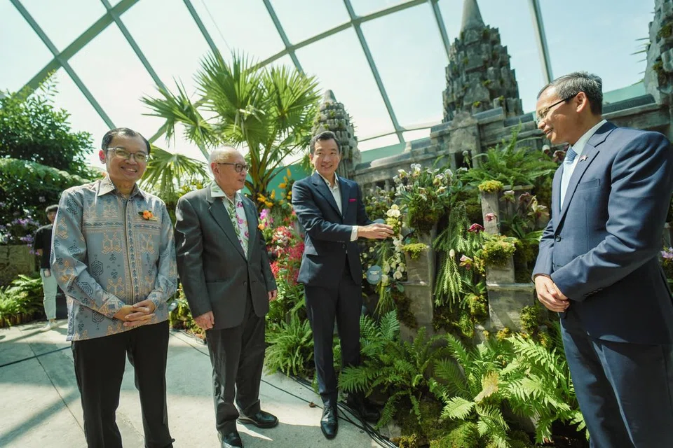 (Dari kiri) Ketua Pegawai Eksekutif (CEO), Gardens by the Bay, Encik Felix Loh; Pengarah Lembaga Gardens by the Bay, Encik John Tan Jiew Hoe; Setiausaha Parlimen Kanan (Kebudayaan, Masyarakat dan Belia merangkap Pembangunan Sosial dan Keluarga), Encik Eric Chua dan Duta Besar Kemboja ke Singapura, Encik Sok Khoeun, di pelancaran pameran, Orchids of Angkor Wat, di Cloud Forest, Gardens by the Bay. Pameran anggerik itu dibuka rasmi pada 17 Mei.  
