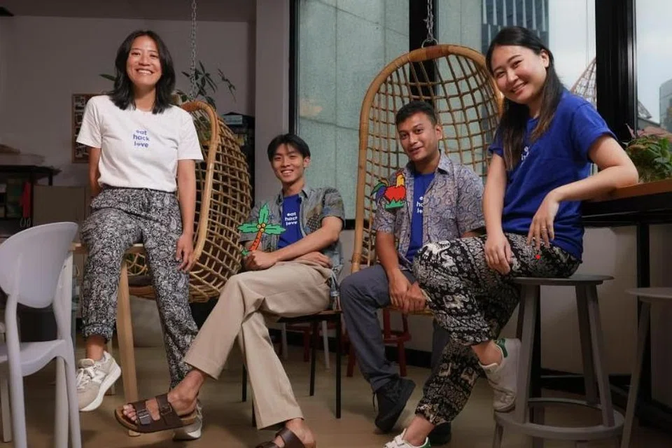 Beberapa ahli di belakang usaha KampungSpirit (dari kiri) Cik Rachael Koh, Penulis UX; Encik Jacob Kwan, jurutera perisian; Encik Jan Donyada,  Pengurus Kanan Produk; dan Cik Samantha Soh, Pereka Produk Utama.