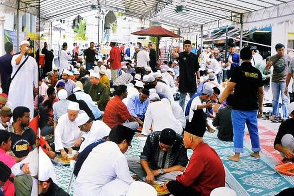 TEMPAT ACARA SOSIAL: Masjid Sultan juga menjadi tempat umat Islam berkumpul bagi acara sosial seperti sambutan awal Muharam dan Maulud. - Foto daripada buku 'Masjid Sultan'. 
