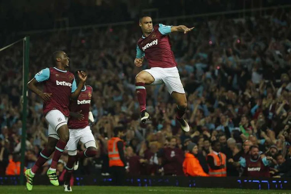 Winston Reid (kanan) meraikan gol ketiga West Ham yang dijaringkannya dalam perlawanan EPL menentang Manchester United pada Selasa (10 Mei). 