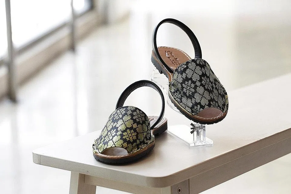 MENARIK: Sandal avarca yang dijual di kedai Avarcas Singapore memaparkan rekaan unik dengan kain songket (atas) dan les. Sandal ini sesuai dipakai lelaki dan wanita.