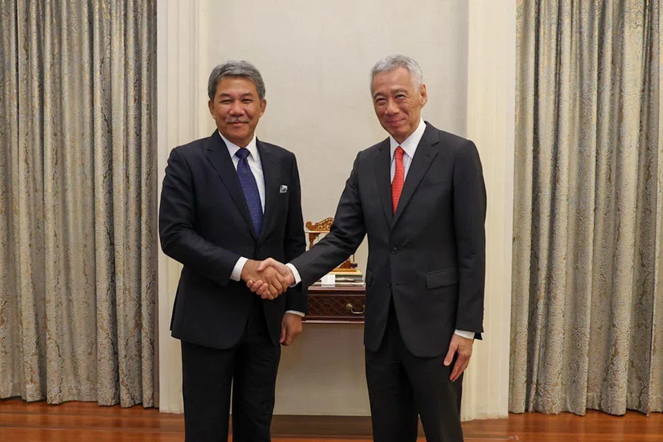 Menteri Luar Malaysia, Datuk Seri Utama Mohamad Hasan (kiri), menemui Menteri Kanan, Encik Lee Hsien Loong (kanan), di Istana pada 28 Mei.