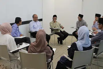 BERTUKAR PANDANGAN: Sekumpulan asatizah bertukar-tukar pandangan dan berkongsi keprihatinan semasa bertemu Encik Masagos Zulkifli Masagos Mohamad (tiga dari kiri), di Our Tampines Hub. Di sebelah kanan beliau ialah Encik Saat A. Rahman. - Foto BM oleh INIAZ RAHIM