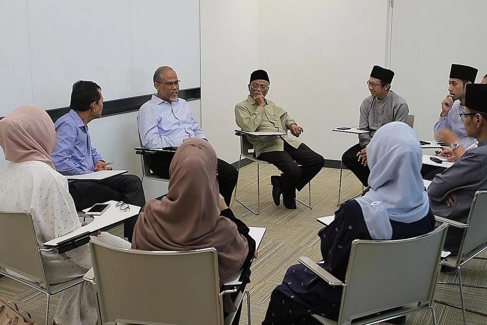 BERTUKAR PANDANGAN: Sekumpulan asatizah bertukar-tukar pandangan dan berkongsi keprihatinan semasa bertemu Encik Masagos Zulkifli Masagos Mohamad (tiga dari kiri), di Our Tampines Hub. Di sebelah kanan beliau ialah Encik Saat A. Rahman. - Foto BM oleh INIAZ RAHIM