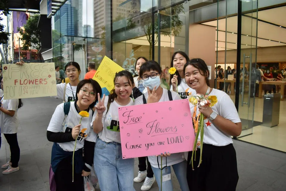 PeacePod memperkasa belia dengan ilmu kesejahteraan, seterusnya membawa mereka keluar mengagihkan bunga kepada masyarakat di sekitar kawasan Orchard Road pada 31 Disember 2023, menerusi program Well-being Leaders.