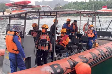 Anggota Badan Nasional Pencarian dan Pertolongan Indonesia (Basarnas) membuat persiapan pada 9 September untuk mencari sebuah bot laju yang hilang di perairan Selat Sunda ketika membuat liputan letusan Gunung Anak Krakatau. Bot itu membawa lima wartawan bersama tiga yang lain dan dilaporkan terputus hubungan sejak 7 September. Operasi mencari berdepan ombak tinggi dan jarak penglihatan terhad ketika Anak Krakatau terus mencatatkan letusan baru.