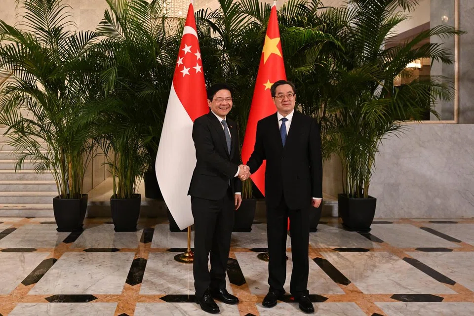 ATURAN 30 HARI TANPA VISA: Timbalan Perdana Menteri, Encik  Lawrence Wong (kiri), berjabat tangan dengan Naib Perdana Menteri China, Encik Ding Xuexiang, ketika mengadakan perbincangan dua hala di Hotel Tianjin Eco-City Hilton, China, pada 7 Disember.