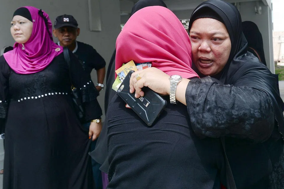 SEDIH ATAS PEMERGIAN BAPA: Cik Harlina Haron (kanan) telah mengambil alih perniagaan Haron Satay yang diuruskan Allahyarham bapanya, Encik Haron Abu Bakar, selepas Allahyarham jatuh sakit tujuh tahun lalu. - Foto TAUFIK A. KADER
