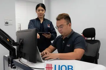 BEKERJASAMA: Pegawai Pusat Anti-Penipuan polis dan UOB Bank bekerjasama semasa operasi selama sebulan.