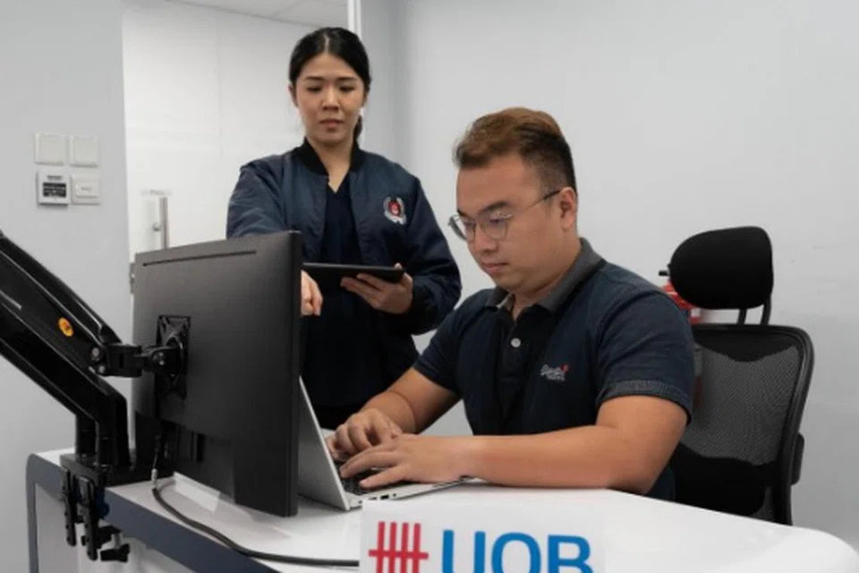 BEKERJASAMA: Pegawai Pusat Anti-Penipuan polis dan UOB Bank bekerjasama semasa operasi selama sebulan.