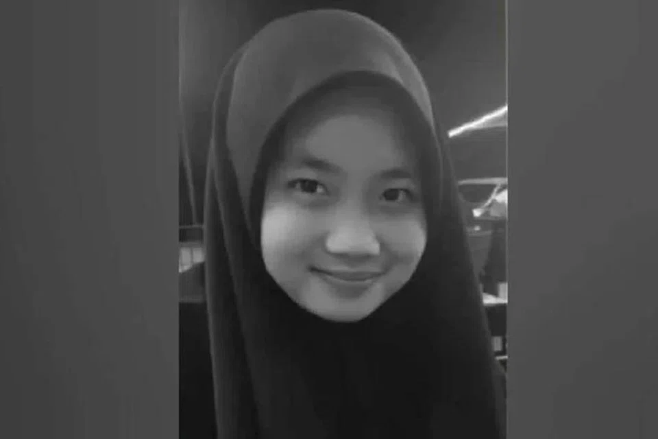  Allahyarham Zara Qairina Mahathir dilaporkan ditemui tidak sedarkan diri di longkang asrama sekolah sekitar 3 pagi pada 16 Julai.