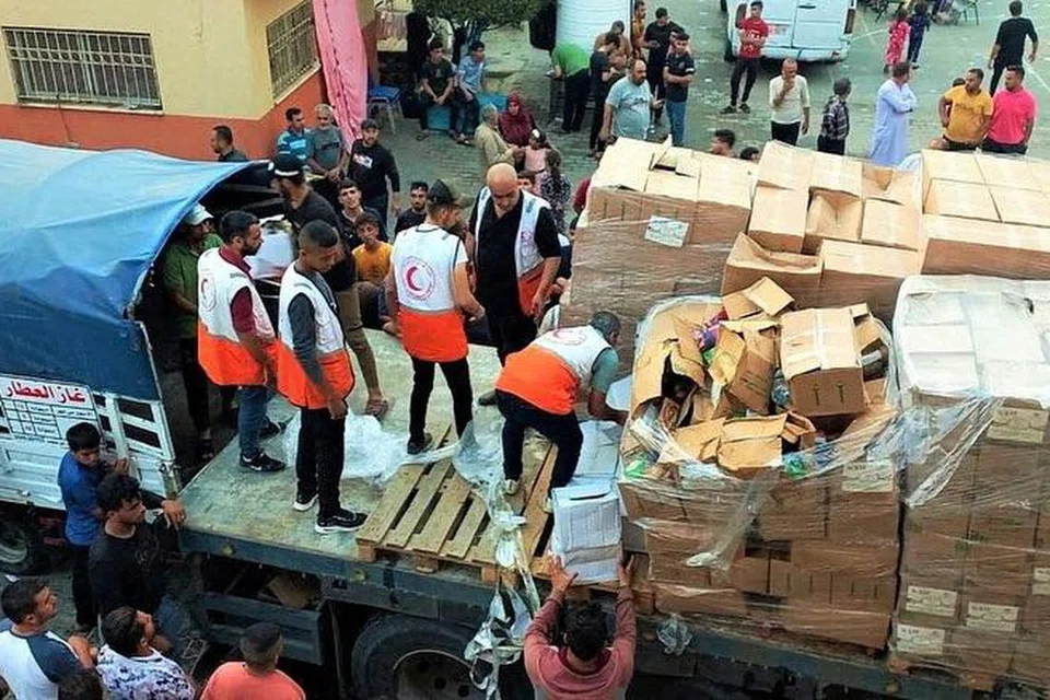 BANTUAN: Ahli Bulan Sabit di Palestin memberi bantuan kepada para penduduk di daerah Deir al-Balah, Gaza.
